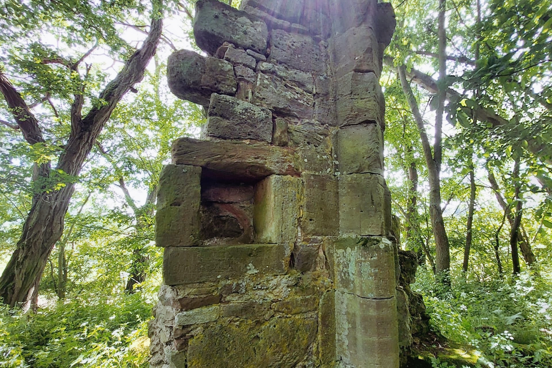 Foto: Ruine Kreuzkirche in Fritzlar-Züschen