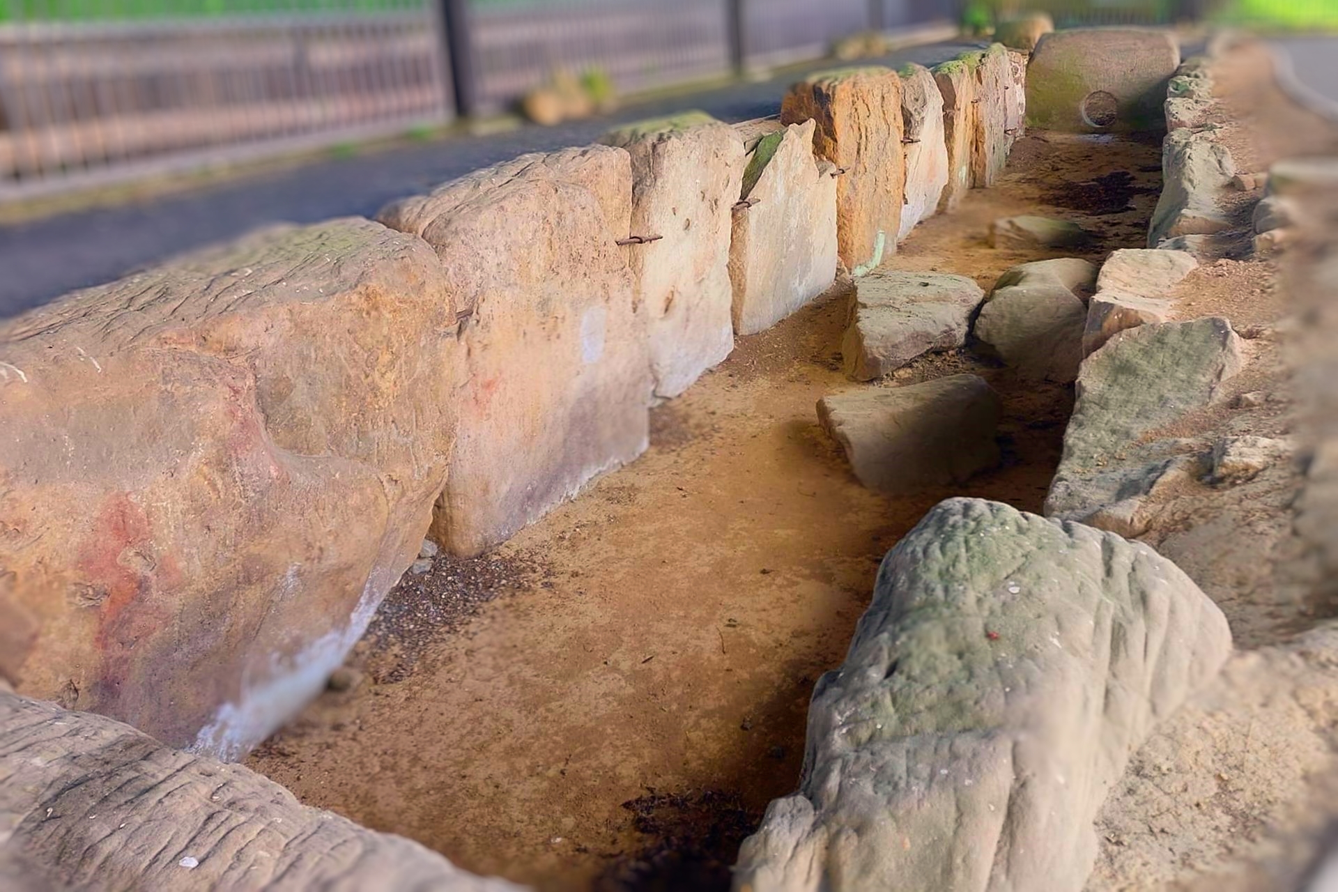 Foto: Historisches Steinkammergrab in Fritzlar-Züschen