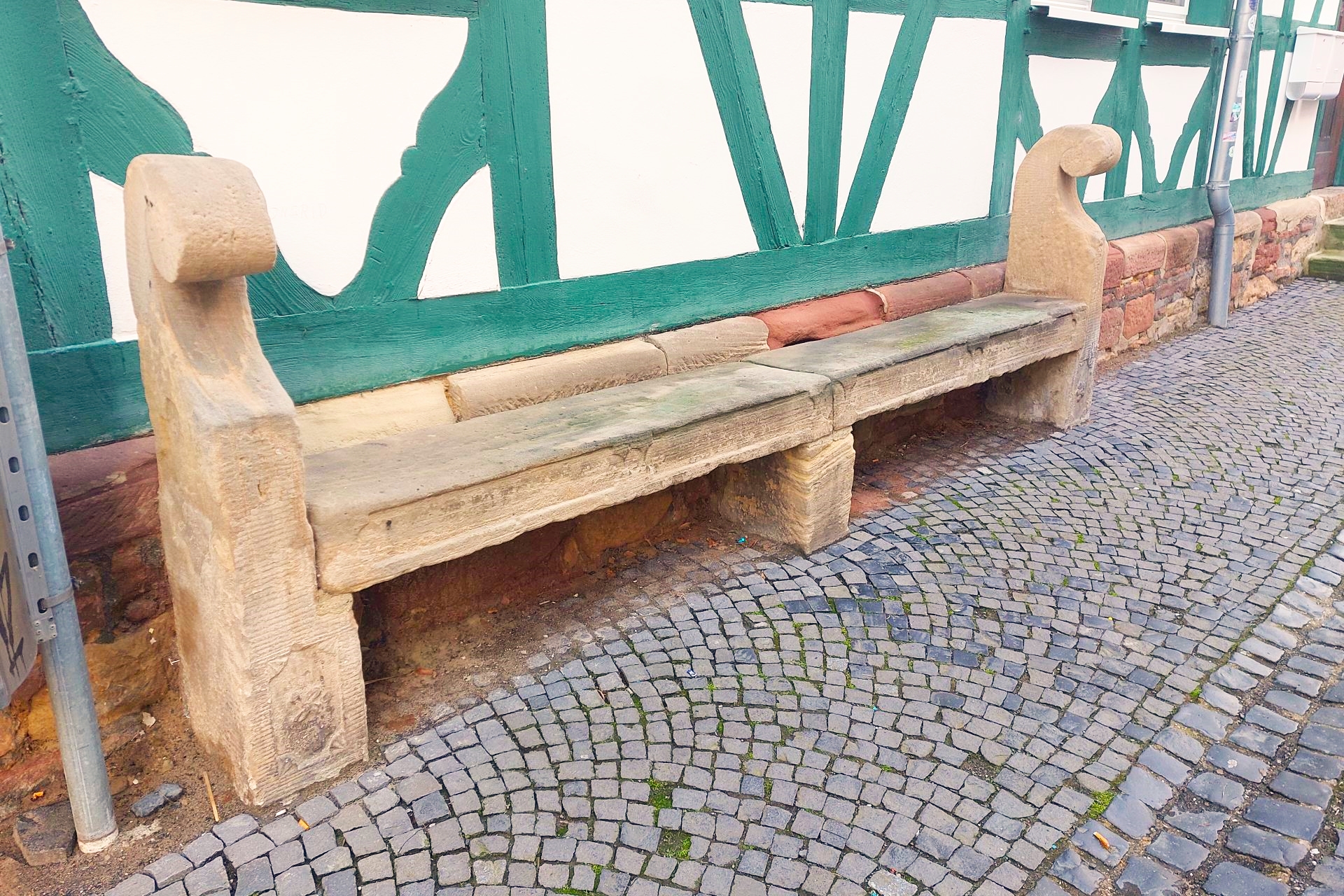 Foto: Mittelalterliche Sitzbank in Fritzlar