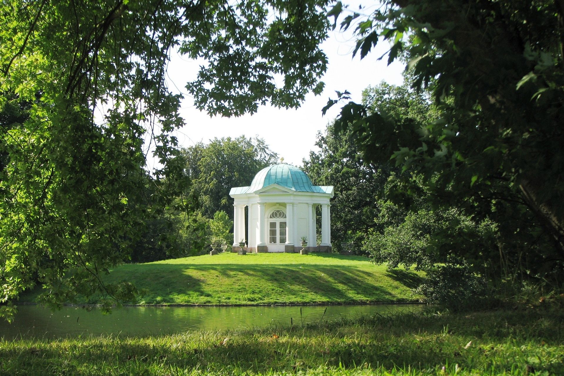 Foto: Schwaneninsel mit Tempel - Staatspark Karlsaue in Kassel-Südstadt