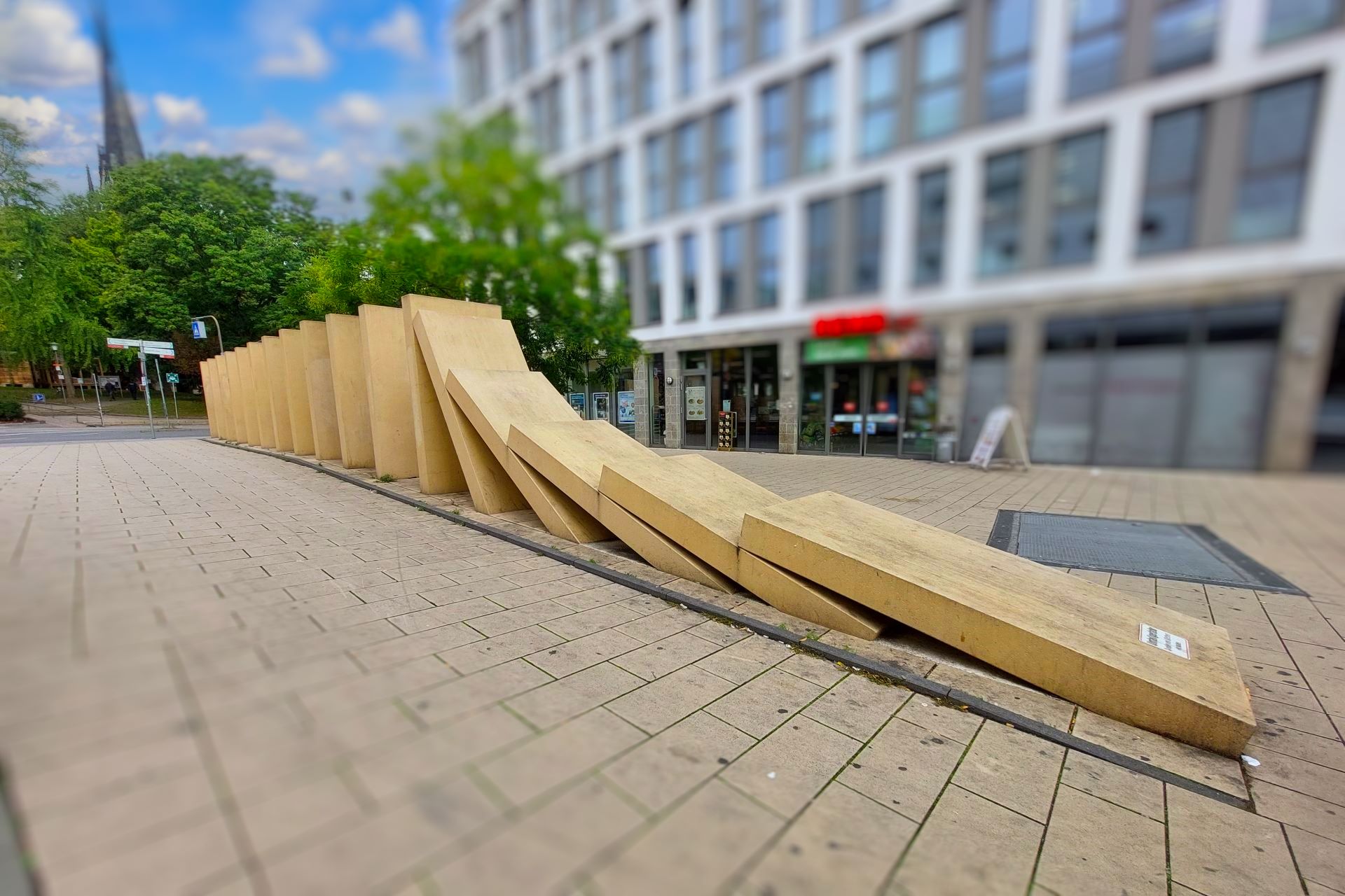 Foto: Dominosteine Kunstwerk in Kassel-Mitte
